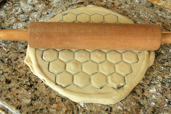 Девятая фотография к инструкции по приготовлению рецепта Домашние пельмени с фаршем из теста на кефире