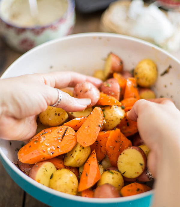 Вторая фотография к инструкции по приготовлению рецепта Свинина в кленово-чесночном сиропе, запеченная с картофелем и морковью