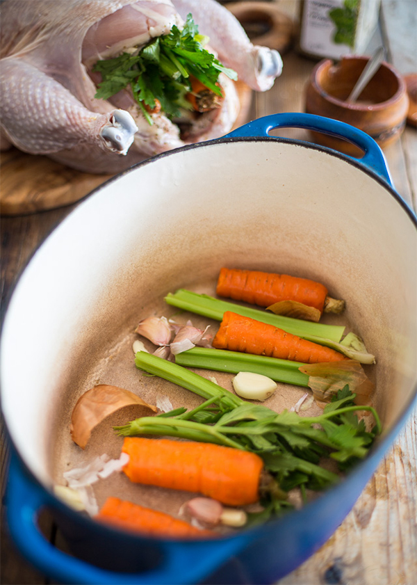 Вторая фотография к инструкции по приготовлению рецепта Курица, запеченная в гусятнице с овощами