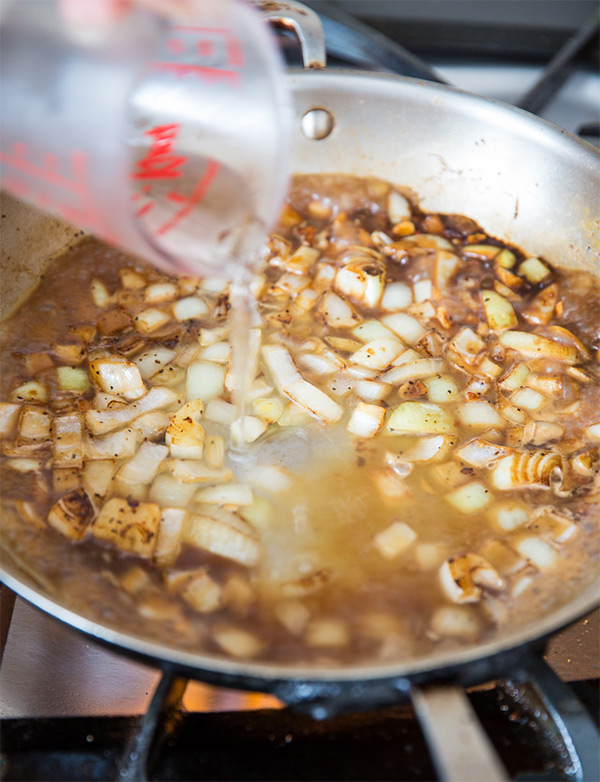 Четвертая фотография к инструкции по приготовлению рецепта Паста ротини с тушеной свининой в томатной соусе