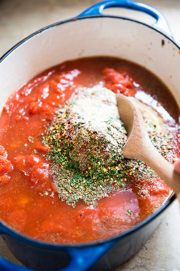 Шестая фотография к инструкции по приготовлению рецепта Паста ротини с тушеной свининой в томатной соусе