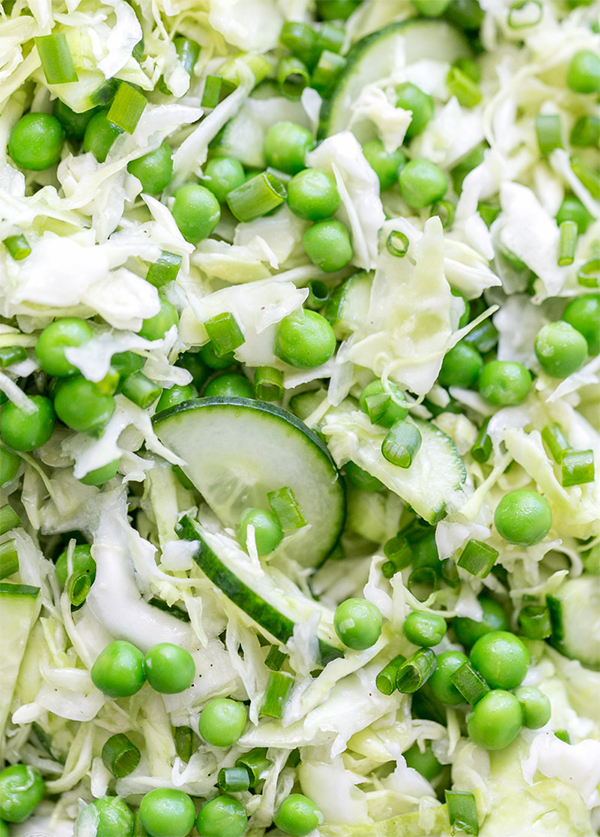 Шестая фотография к инструкции по приготовлению рецепта Салат из свежей капусты с огурцом и зеленым горошком