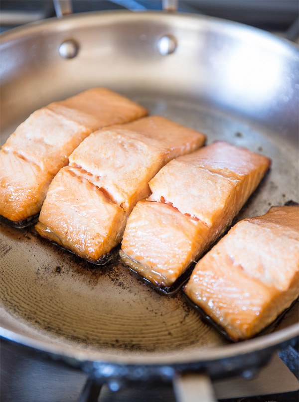 Седьмая фотография к инструкции по приготовлению рецепта Запеченный лосось в медово-имбирной глазури