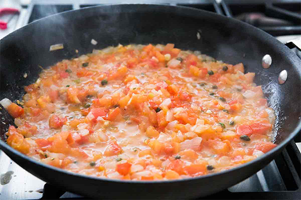 Вторая фотография к инструкции по приготовлению рецепта Лосось в томатном соусе с каперсами