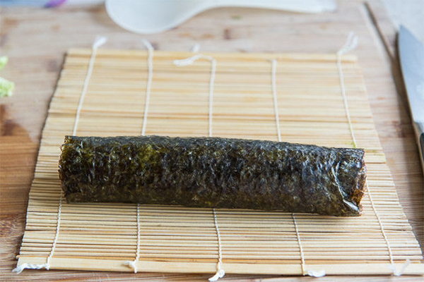 Девятая фотография к инструкции по приготовлению рецепта Домашние роллы с лососем и авокадо