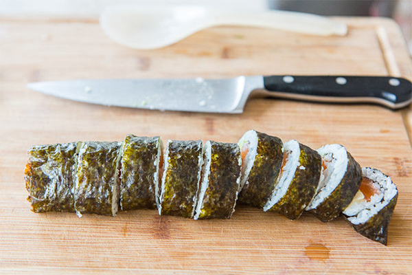 Десятая фотография к инструкции по приготовлению рецепта Домашние роллы с лососем и авокадо