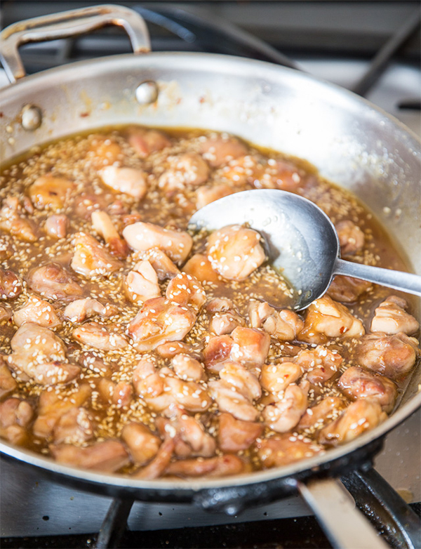 Шестая фотография к инструкции по приготовлению рецепта Куриные ножки в медовом соусе с кунжутом
