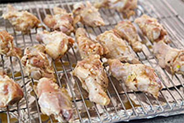 Первая фотография к инструкции по приготовлению рецепта Куриные крылышки в медово-горчичном соусе