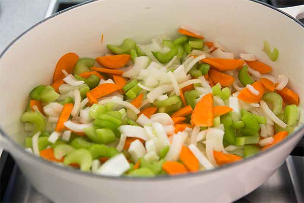 Первая фотография к инструкции по приготовлению рецепта Суп-пюре из цветной капусты с сыром Чеддер