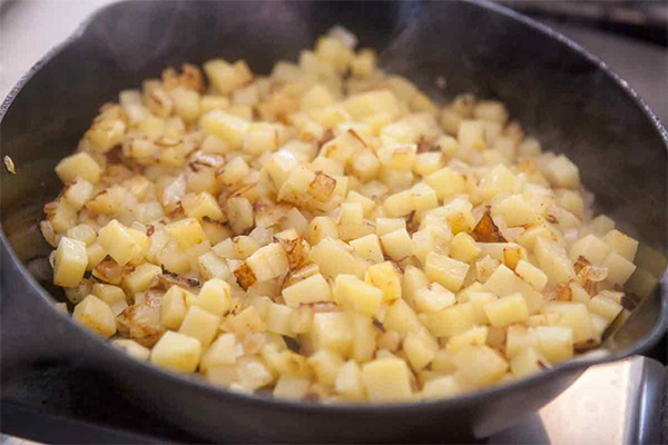 Первая фотография к инструкции по приготовлению рецепта Глазунья с жареным картофелем и копченым лососем