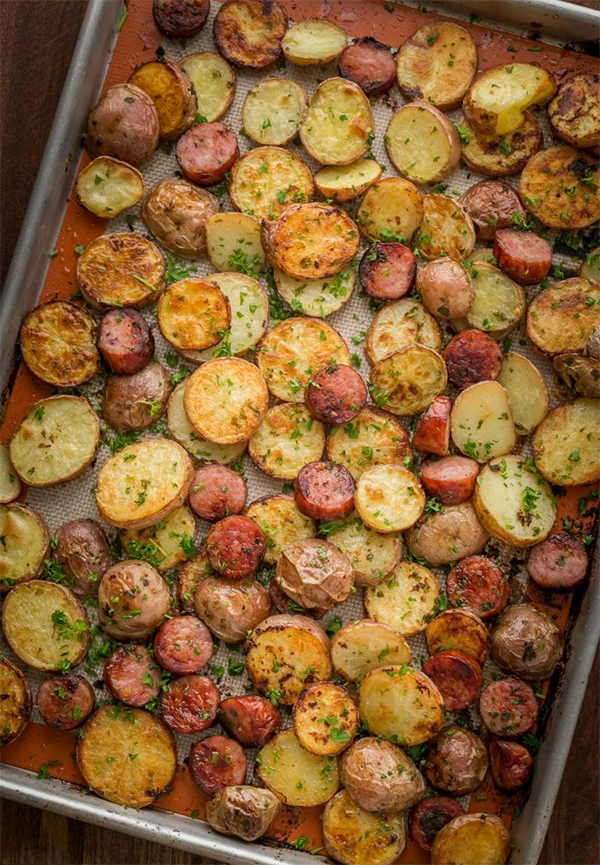 Четвертая фотография к инструкции по приготовлению рецепта Запеченный картофель с колбасками
