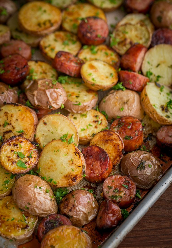 Пятая фотография к инструкции по приготовлению рецепта Запеченный картофель с колбасками