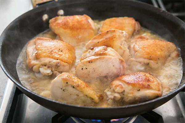 Четвертая фотография к инструкции по приготовлению рецепта Куриные бедра в винно-чесночном соусе