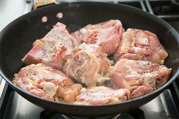 Первая фотография к инструкции по приготовлению рецепта Куриные бедра в винно-чесночном соусе