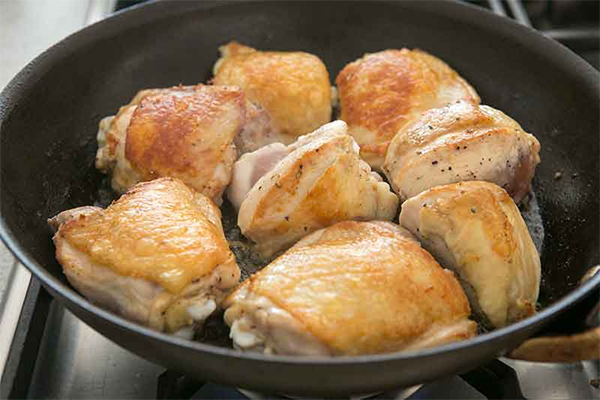 Вторая фотография к инструкции по приготовлению рецепта Куриные бедра в винно-чесночном соусе
