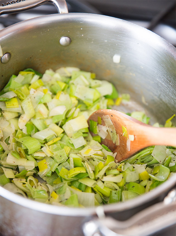 Вторая фотография к инструкции по приготовлению рецепта Вишисуаз - луковый суп-пюре с цветной капустой