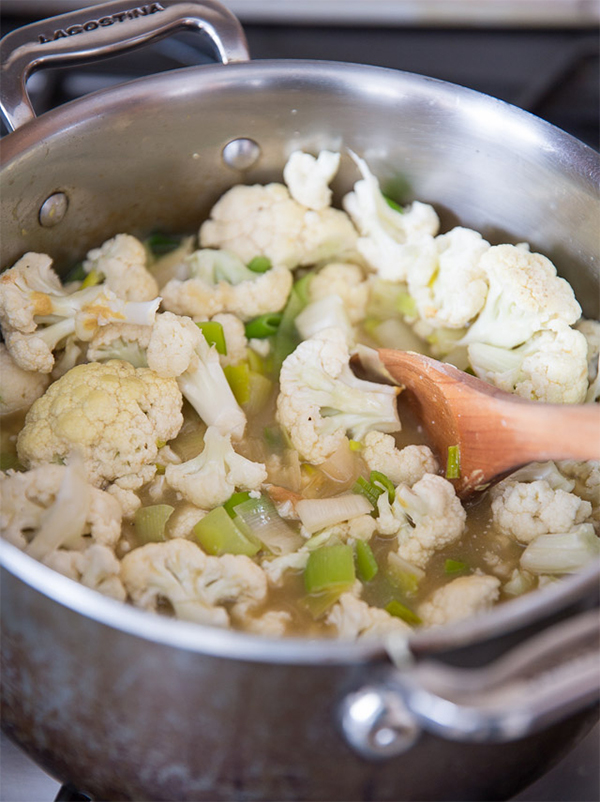 Третья фотография к инструкции по приготовлению рецепта Вишисуаз - луковый суп-пюре с цветной капустой