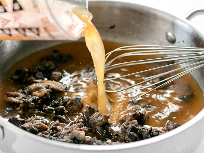 Пятая фотография к инструкции по приготовлению рецепта Паста Феттучини с шампиньонами в сливочном соусе