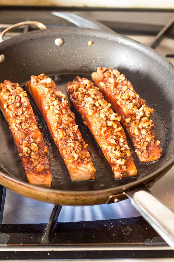 Третья фотография к инструкции по приготовлению рецепта Запеченный лосось под кленово-ореховым соусом