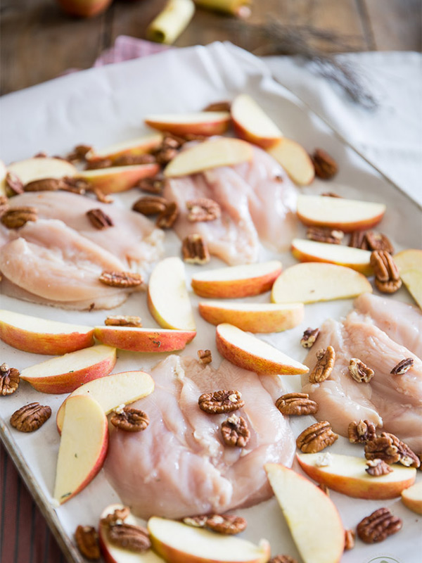 Первая фотография к инструкции по приготовлению рецепта Запеченные куриные грудки с яблоками и орехами пекан