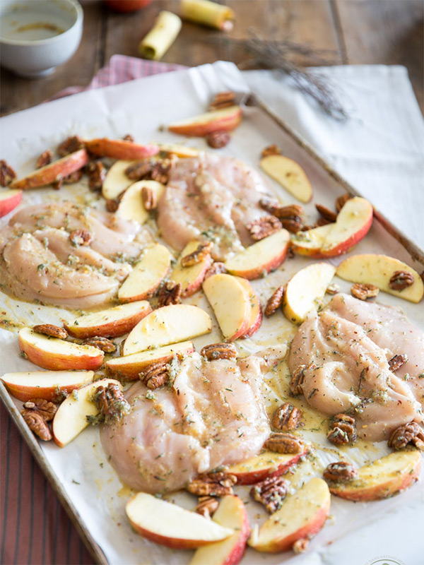 Вторая фотография к инструкции по приготовлению рецепта Запеченные куриные грудки с яблоками и орехами пекан