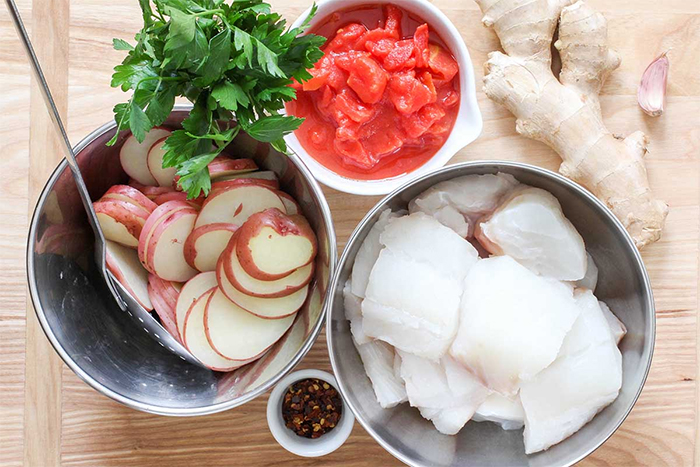 Первая фотография к инструкции по приготовлению рецепта Рыбное рагу с томатами и имбирем