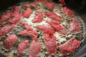 Вторая фотография к инструкции по приготовлению рецепта Бефстроганов из говядины в сливочном соусе