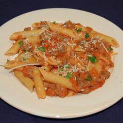 Паста с томатным крем-соусом, водкой и сосисками