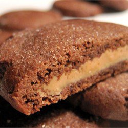 Шоколадное печенье с арахисовой начинкой 