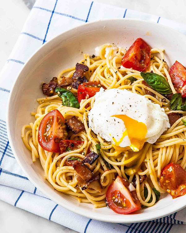Спагетти с беконом, помидорами и яйцом-пашот