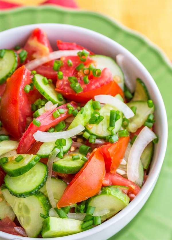 Как приготовить салат из огурцов и помидоров
