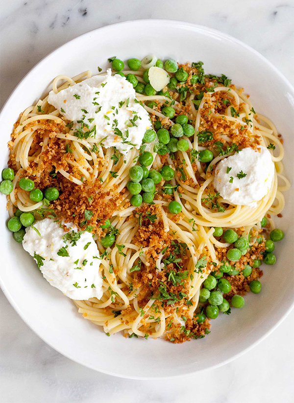 Спагетти с рикоттой и зеленым горошком