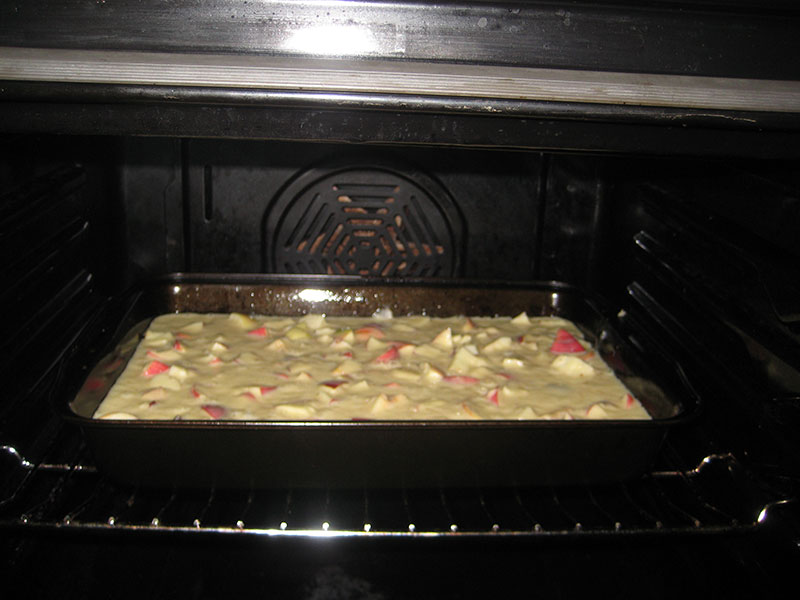 Десятая фотография к инструкции по приготовлению рецепта Шарлотка с яблоками в духовке