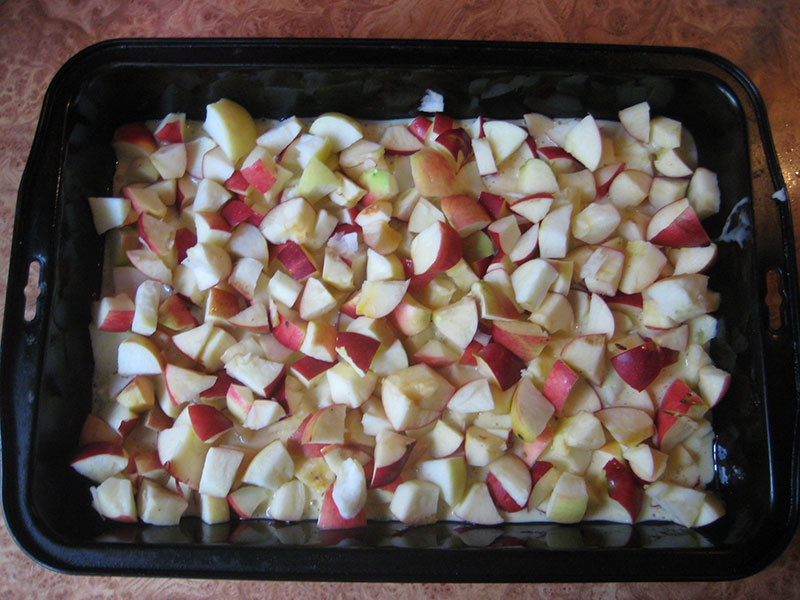 Шестая фотография к инструкции по приготовлению рецепта Шарлотка с яблоками в духовке
