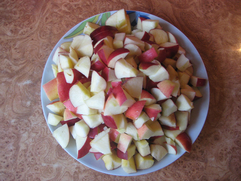 Девятая фотография к инструкции по приготовлению рецепта Шарлотка с яблоками в духовке