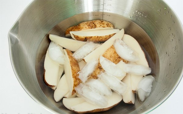Вторая фотография к инструкции по приготовлению рецепта Запеченные картофельные дольки с сыром пармезан