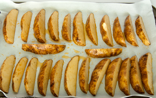 Пятая фотография к инструкции по приготовлению рецепта Запеченные картофельные дольки с сыром пармезан