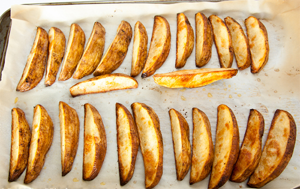 Шестая фотография к инструкции по приготовлению рецепта Запеченные картофельные дольки с сыром пармезан