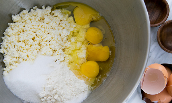 Вторая фотография к инструкции по приготовлению рецепта Сырники из домашнего творога с изюмом