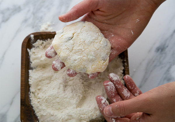 Десятая фотография к инструкции по приготовлению рецепта Сырники из домашнего творога с изюмом