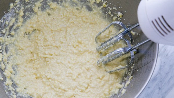 Третья фотография к инструкции по приготовлению рецепта Сырники из домашнего творога с изюмом