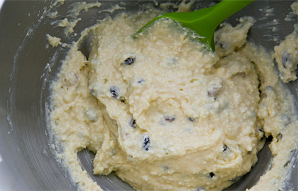 Седьмая фотография к инструкции по приготовлению рецепта Сырники из домашнего творога с изюмом