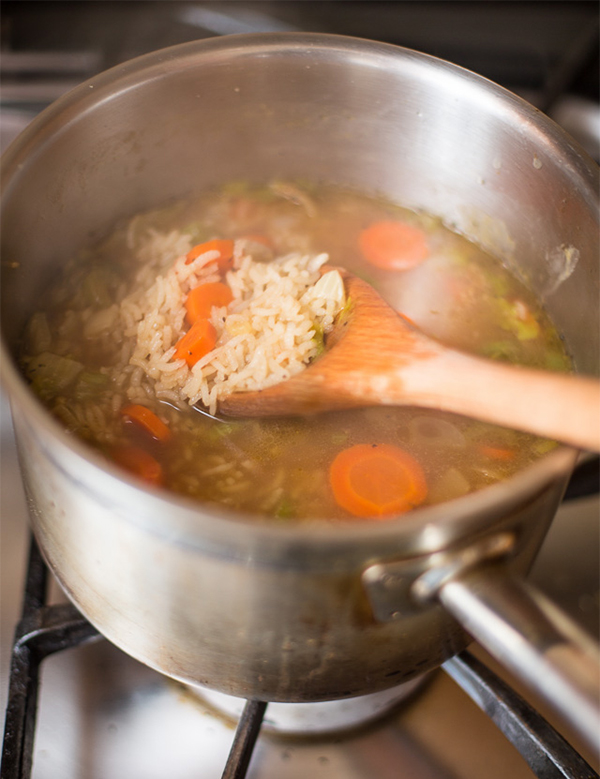 Четвертая фотография к инструкции по приготовлению рецепта Куриный суп с рисом и овощами