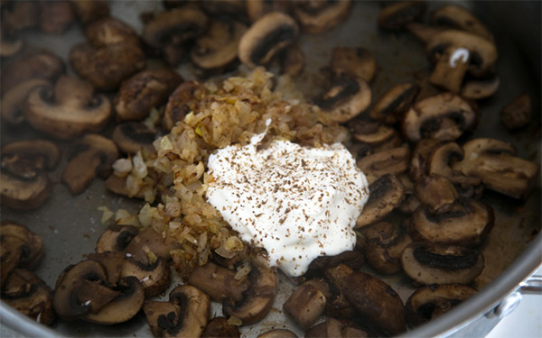 Пятая фотография к инструкции по приготовлению рецепта Шампиньоны в сметане с луком