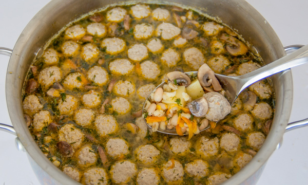 Девятая фотография к инструкции по приготовлению рецепта Турецкий суп с фрикадельками и шампиньонами