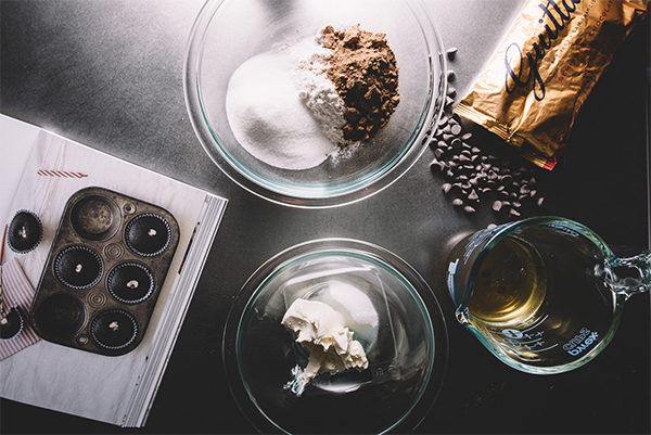 Первая фотография к инструкции по приготовлению рецепта Шоколадные маффины со сливочным сыром