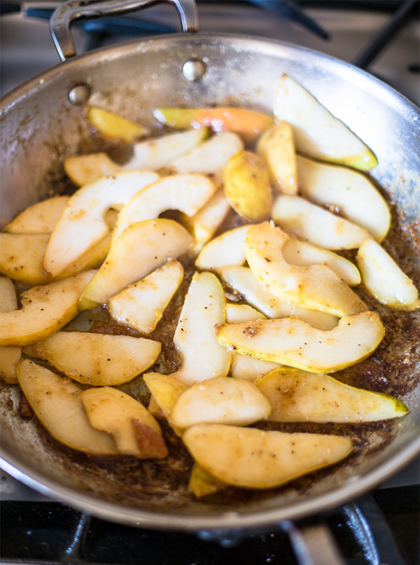 Вторая фотография к инструкции по приготовлению рецепта Куриное филе в бальзамическом соусе с грушей