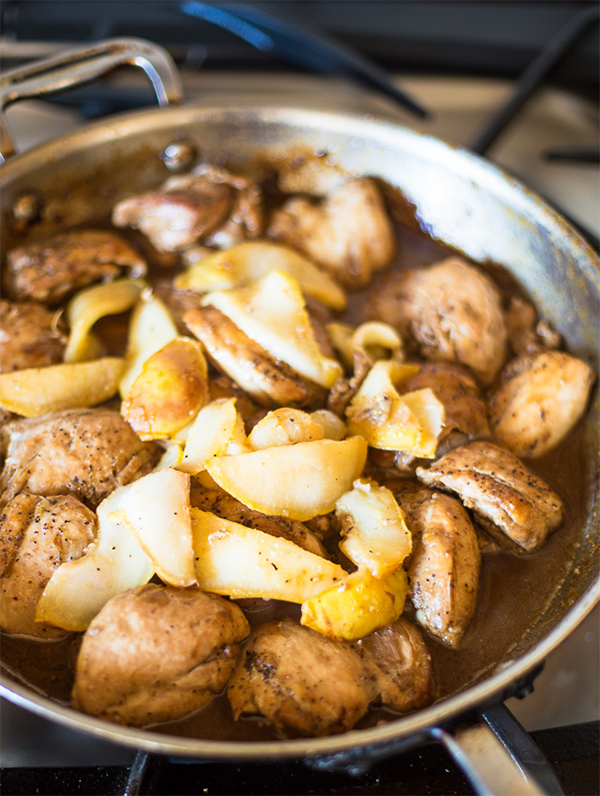 Шестая фотография к инструкции по приготовлению рецепта Куриное филе в бальзамическом соусе с грушей