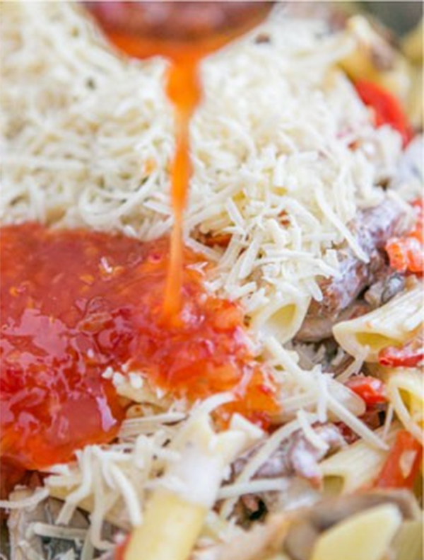 Четвертая фотография к инструкции по приготовлению рецепта Паста с соусом альфредо, курицей и овощами
