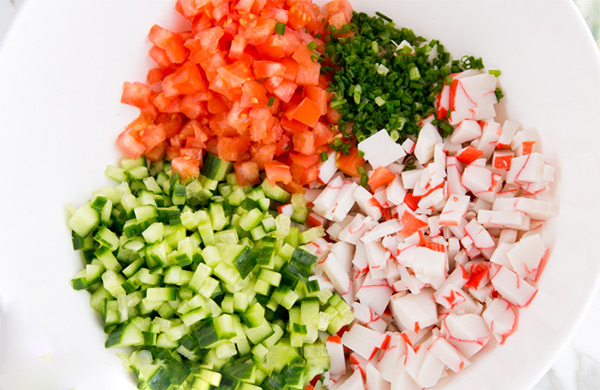 Вторая фотография к инструкции по приготовлению рецепта Крабовый салат с огурцами и помидорами